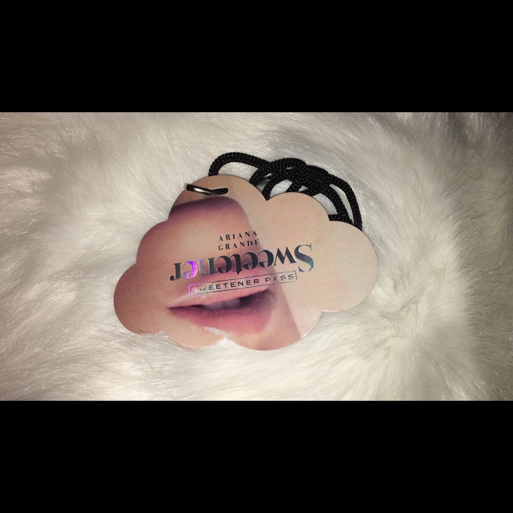 Ariana Grande Sweetner Pass💛